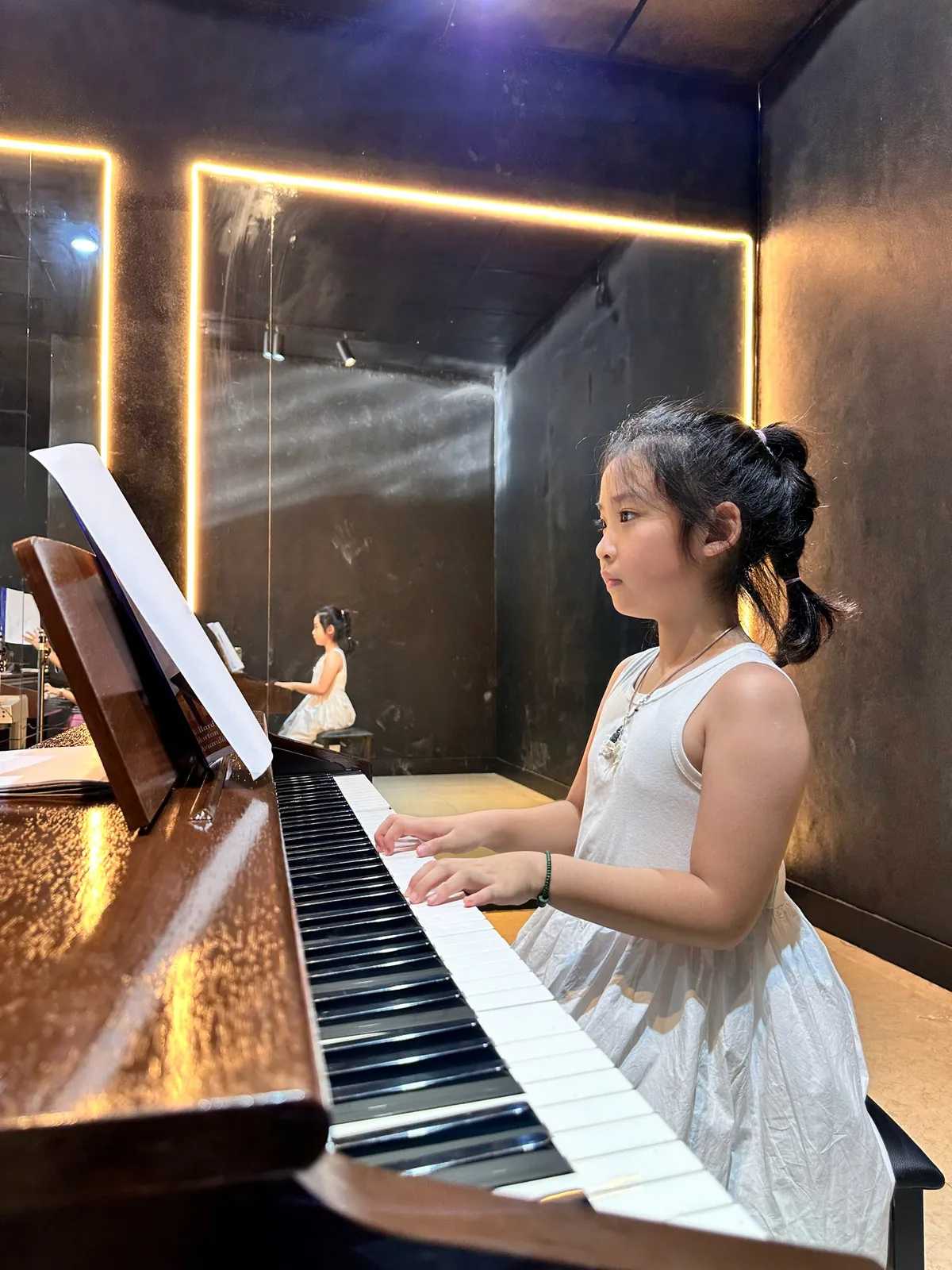 Bé gái tập đàn piano trong hoạt động năng khiếu tại Mầm Non Trí Tuệ Việt